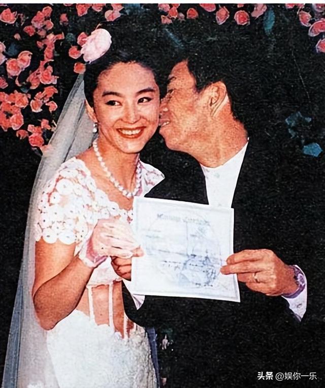 意外跌倒！69歲林青霞「忍痛負傷上台」笑容堅毅　自曝「肋骨斷2條」：一晚吃3次安眠藥