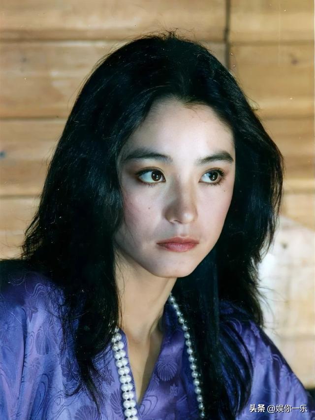 意外跌倒！69歲林青霞「忍痛負傷上台」笑容堅毅　自曝「肋骨斷2條」：一晚吃3次安眠藥