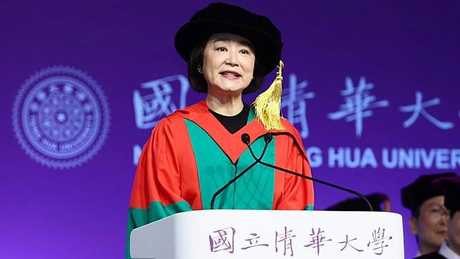 意外跌倒！69歲林青霞「忍痛負傷上台」笑容堅毅　自曝「肋骨斷2條」：一晚吃3次安眠藥