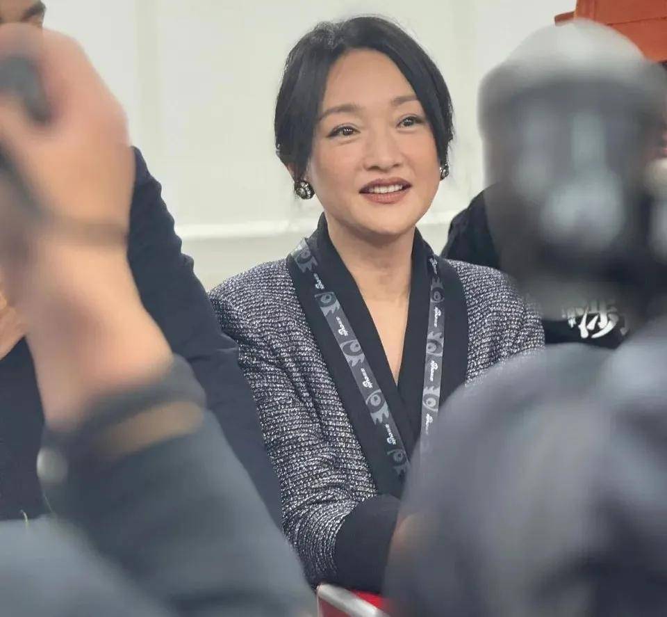 不再高不可攀！50歲影后穿高奢衣服「也難掩嬸味」　臉垂皺紋盡顯「卻獲大票網友讚許」 