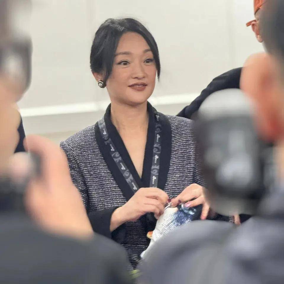 不再高不可攀！50歲影后穿高奢衣服「也難掩嬸味」　臉垂皺紋盡顯「卻獲大票網友讚許」 