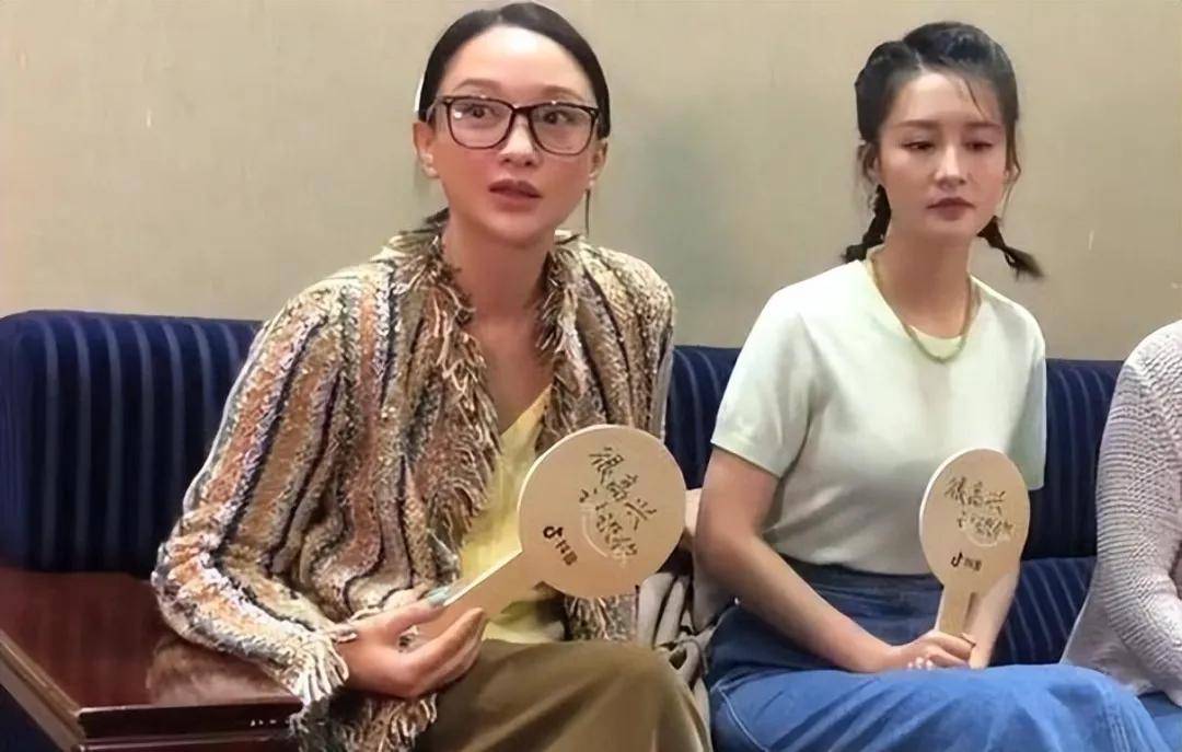 不再高不可攀！50歲影后穿高奢衣服「也難掩嬸味」　臉垂皺紋盡顯「卻獲大票網友讚許」 