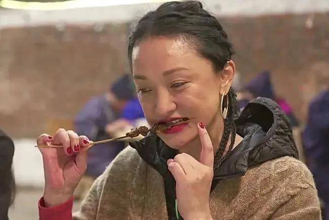 不再高不可攀！50歲影后穿高奢衣服「也難掩嬸味」　臉垂皺紋盡顯「卻獲大票網友讚許」 