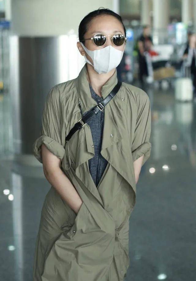 不再高不可攀！50歲影后穿高奢衣服「也難掩嬸味」　臉垂皺紋盡顯「卻獲大票網友讚許」 