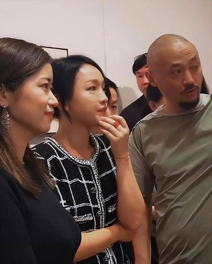 不再高不可攀！50歲影后穿高奢衣服「也難掩嬸味」　臉垂皺紋盡顯「卻獲大票網友讚許」 