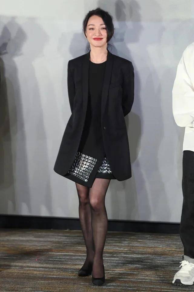 不再高不可攀！50歲影后穿高奢衣服「也難掩嬸味」　臉垂皺紋盡顯「卻獲大票網友讚許」 