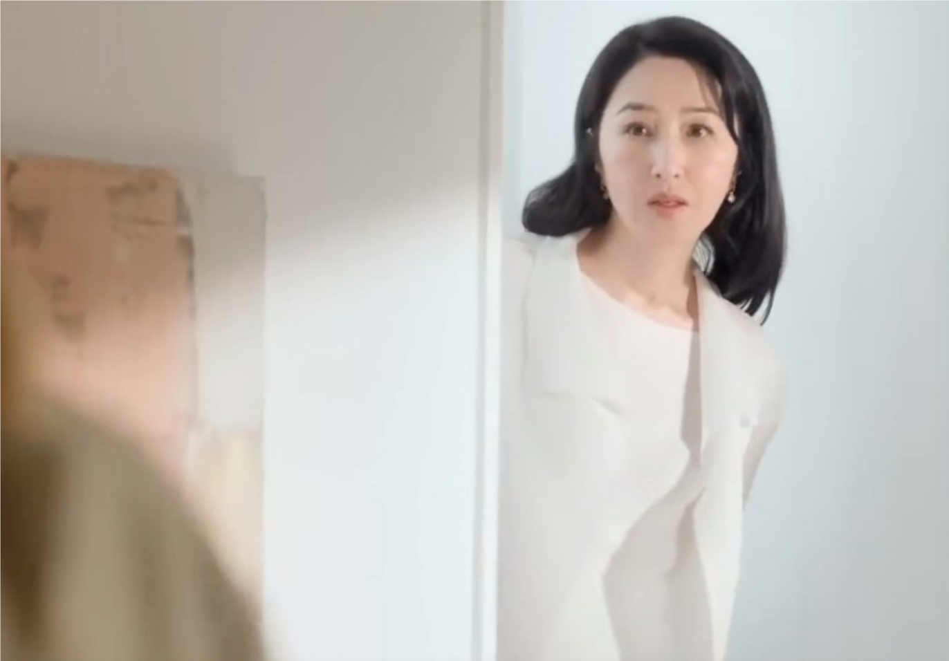 影帝夫婦遛狗被偶遇！粉絲求合照「59歲妻不願入鏡」　但私下近照曝光「皮膚狀態好」親和又低調