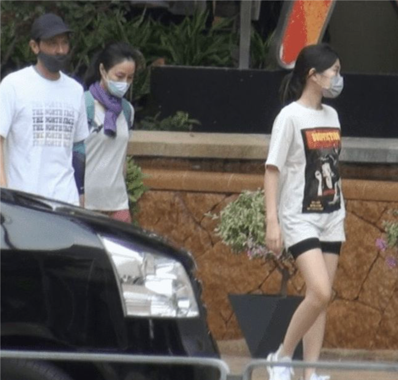 影帝夫婦遛狗被偶遇！粉絲求合照「59歲妻不願入鏡」　但私下近照曝光「皮膚狀態好」親和又低調