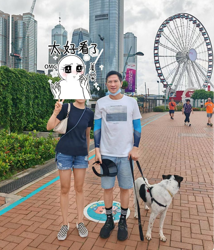 影帝夫婦遛狗被偶遇！粉絲求合照「59歲妻不願入鏡」　但私下近照曝光「皮膚狀態好」親和又低調
