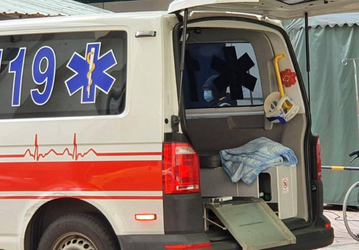 擋道車主不道歉！18歲癌末弟「靈堂突然發爐」　哥哥發毛「香腳全都燒斷」詭異巧合曝光