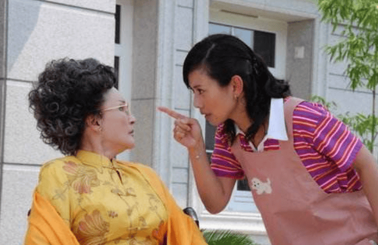 婆婆帶孫7年！媳婦為「接母親來養老」叫他們滾，婆婆「一個舉動」讓她後悔不已