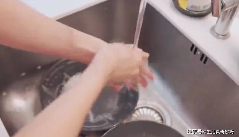 為何吃完飯「不能立刻洗碗」?餐廳洗碗工指點「才避免了大麻煩」