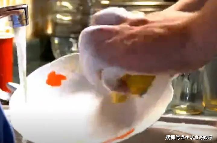 為何吃完飯「不能立刻洗碗」?餐廳洗碗工指點「才避免了大麻煩」