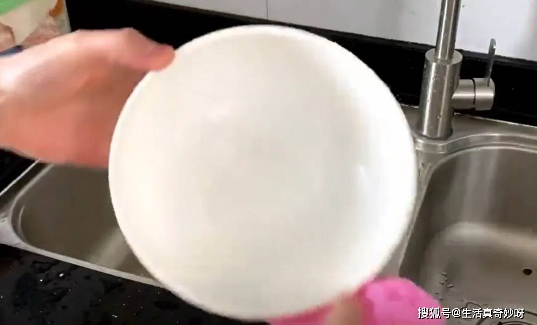 為何吃完飯「不能立刻洗碗」?餐廳洗碗工指點「才避免了大麻煩」