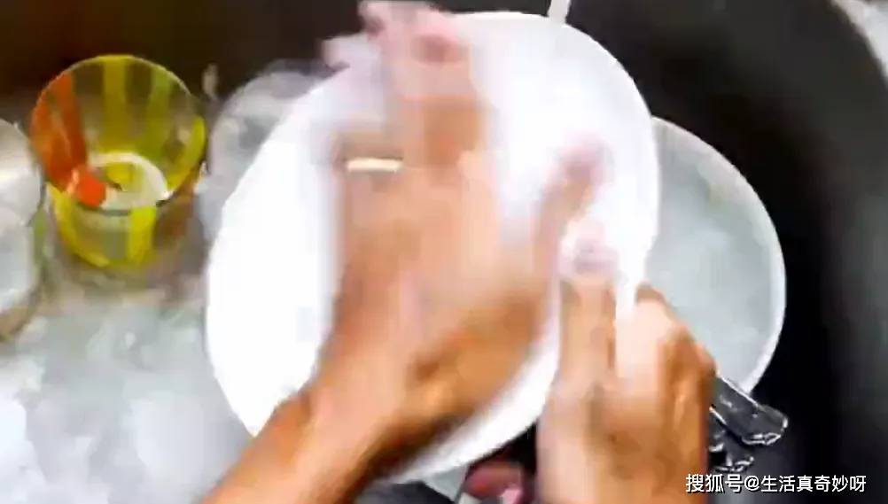 為何吃完飯「不能立刻洗碗」?餐廳洗碗工指點「才避免了大麻煩」