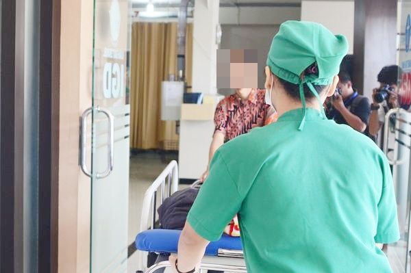 一家五口全頭痛嘔吐！緊急送醫「醫生看結果愣住」：不是食物中毒　揪出真兇「冷氣房惹禍」