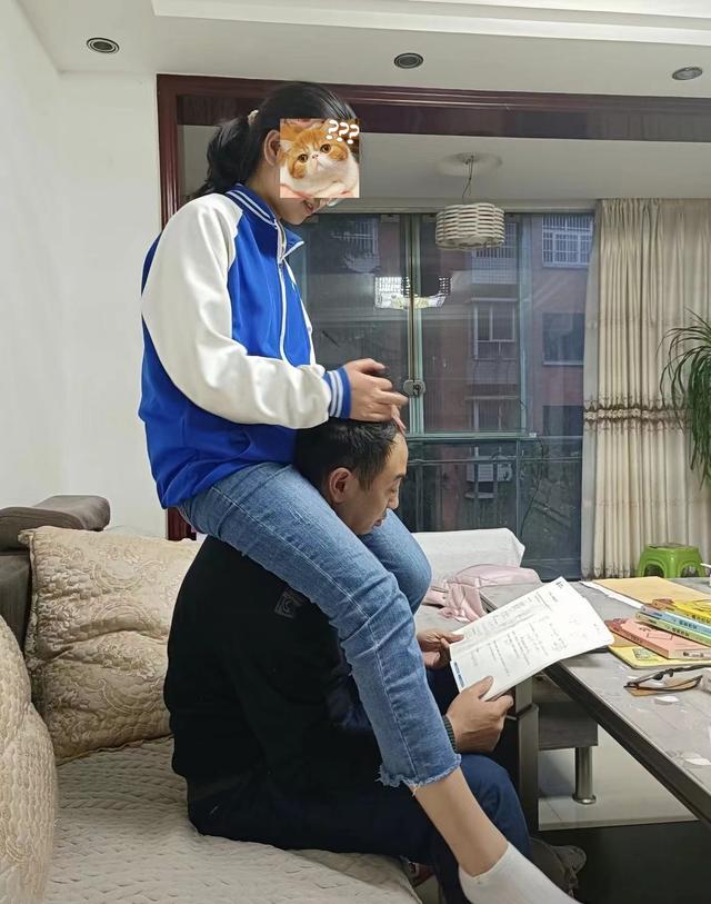 半夜不舒服！168公分女兒掛急診「老爸心疼全程抱」　「畫面曝光」掀熱議：我家也是