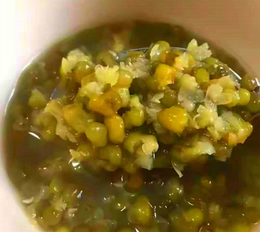 夏日必學！綠豆湯快速煮爛秘訣，5分鐘起沙又開花，清涼解暑一夏