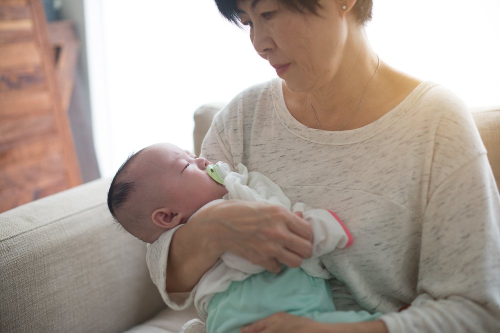 孫子滿月！婆婆「堅持不帶孫」轉頭離家　「6年後一通電話」我感激涕零：養您到老
