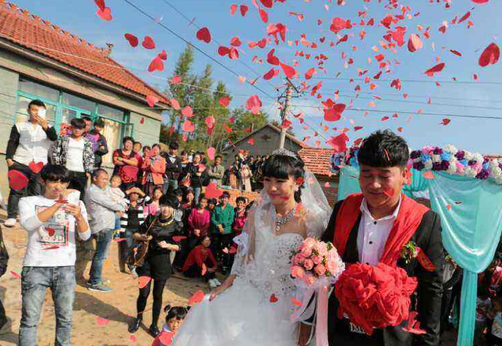  婆婆生日我包「3000紅包」！吃飯時我肚子疼上廁所，回來後聽見對話：我氣得掀了桌子 