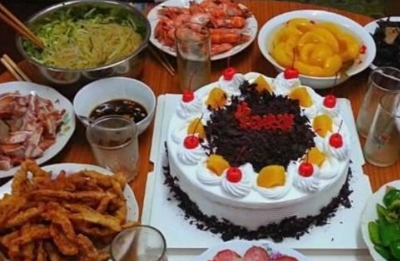  婆婆生日我包「3000紅包」！吃飯時我肚子疼上廁所，回來後聽見對話：我氣得掀了桌子 