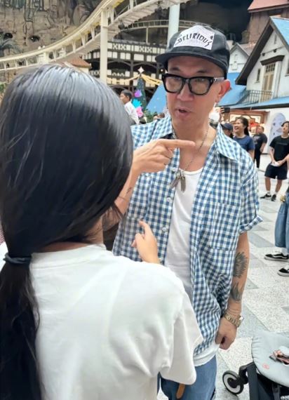 狠斬10年婚！47歲女星「攜新尪帶兒女」玩遊樂園　「素顏照流出」網嚇：認不出來