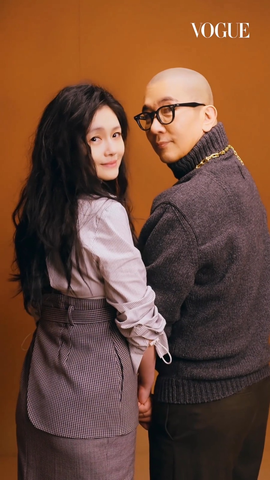 狠斬10年婚！47歲女星「攜新尪帶兒女」玩遊樂園　「素顏照流出」網嚇：認不出來