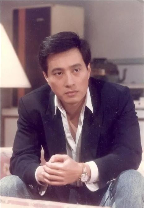 息影20年！台灣第一代偶像「突拿出筷子」下秒驚呼連連　一脫衣「70歲驚見人魚線」驚豔全網