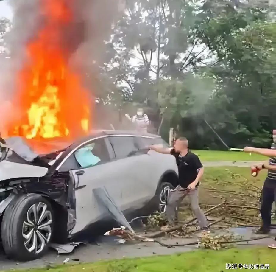 電動車燃爆起火！女駕駛「打不開車門」不幸喪命　身分被挖出「是漂亮大咖」人生勝利組