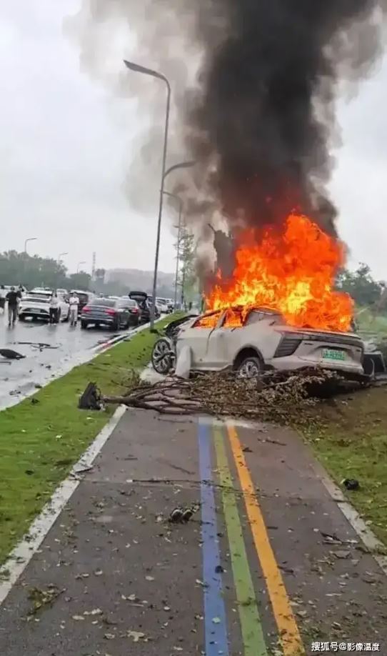 電動車燃爆起火！女駕駛「打不開車門」不幸喪命　身分被挖出「是漂亮大咖」人生勝利組