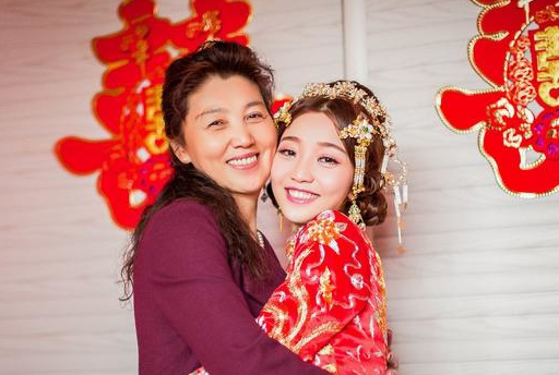  婆婆生日我做一桌菜！下樓買啤酒返回，聽到「小姑和老公對話」我愣住了 
