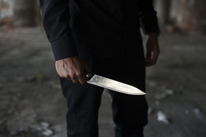 新北慘案！中和20歲男失控「拿刀刺母姐」原因曝光　被捕後「竟說沒印象」：醒來家裡全是警察