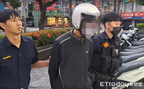 新北慘案！中和20歲男失控「拿刀刺母姐」原因曝光　被捕後「竟說沒印象」：醒來家裡全是警察