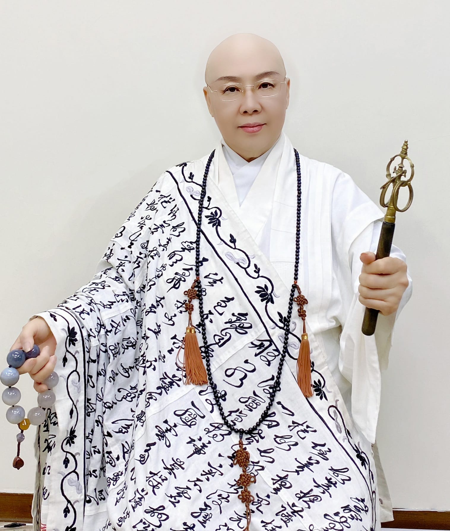 脫掉袈裟！費玉清親姊「赴陸開直播」擁大批信徒　語出驚人「先顧肚皮、再顧佛祖」