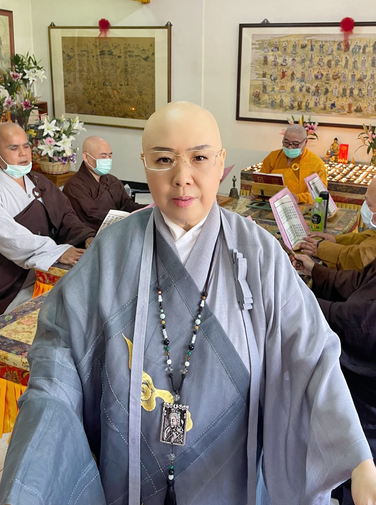 脫掉袈裟！費玉清親姊「赴陸開直播」擁大批信徒　語出驚人「先顧肚皮、再顧佛祖」