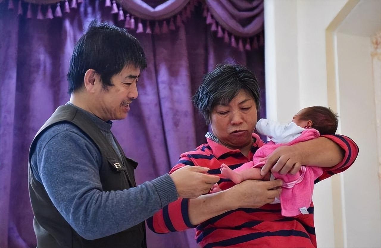 老伴退休金有3萬5！兒媳要求「提款卡上交、房子過戶」不然就離婚　我「逼問兒子後」馬上做1件事：不讓她得逞