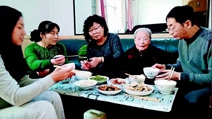 老伴退休金有3萬5！兒媳要求「提款卡上交、房子過戶」不然就離婚　我「逼問兒子後」馬上做1件事：不讓她得逞