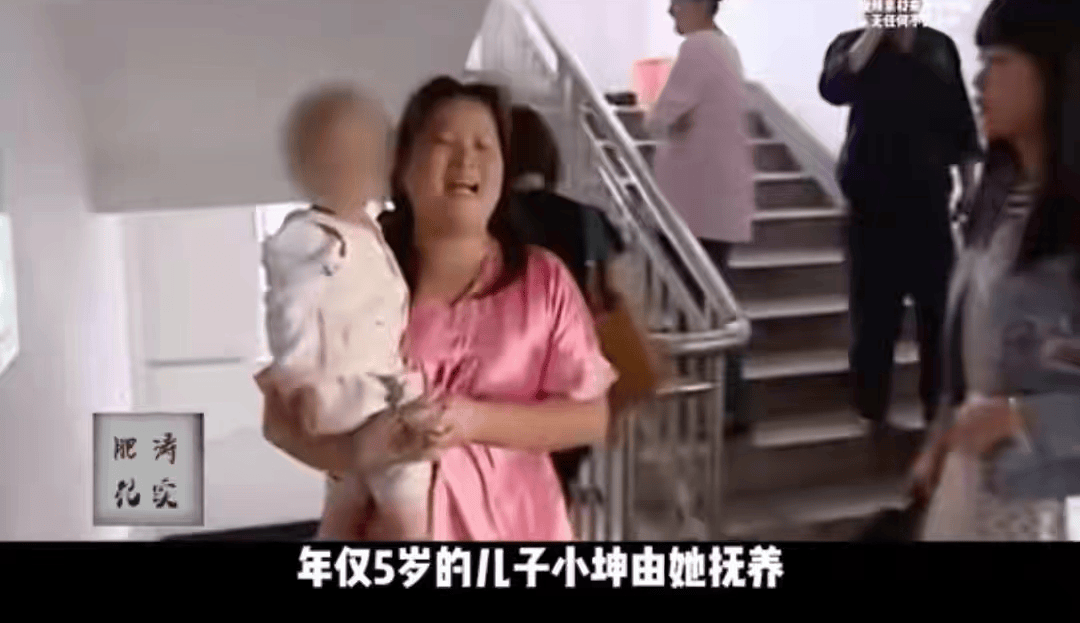 兒子5歲離婚！單親媽媽「一天打兩份工」撫養14年　「生父突登門」只花一餐帶走親兒