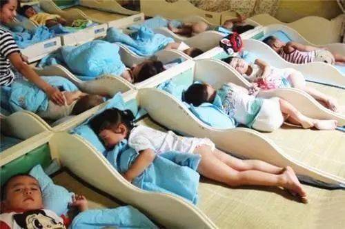 幼兒園老師群組發「全班午睡照」　不到10秒急忙撤回「卻為時已晚」