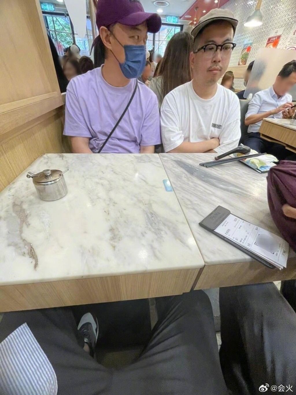 麵店客人太多「他好心和陌生人併桌」！對方口罩一摘「竟是歌壇天王」呆愣住了...