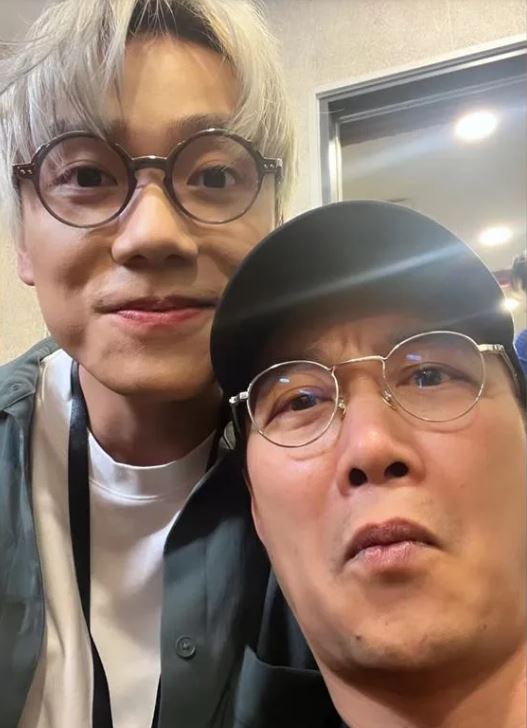 麵店客人太多「他好心和陌生人併桌」！對方口罩一摘「竟是歌壇天王」呆愣住了...