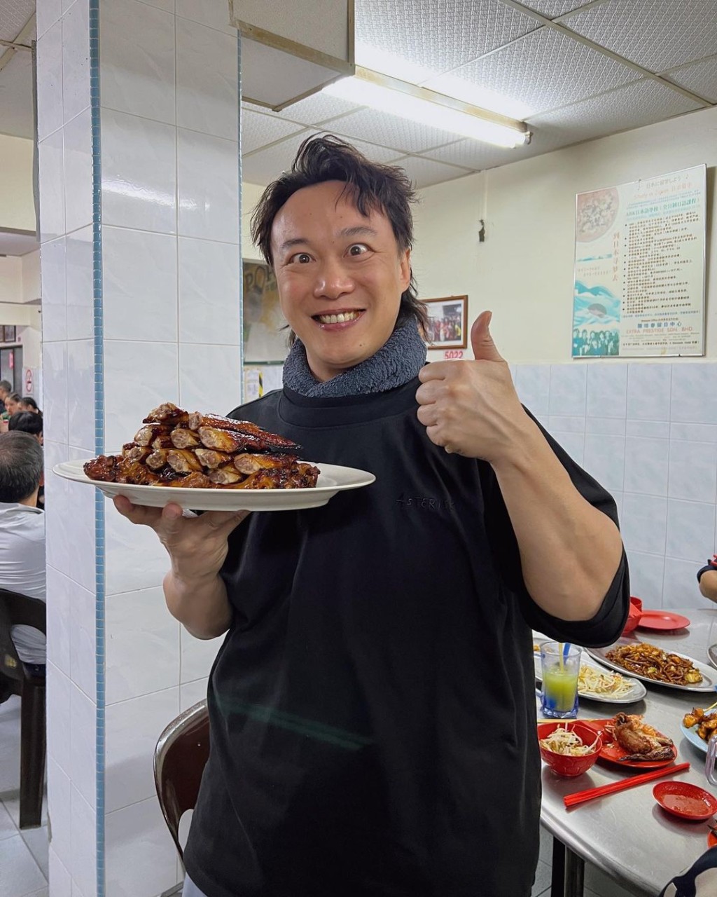 麵店客人太多「他好心和陌生人併桌」！對方口罩一摘「竟是歌壇天王」呆愣住了...