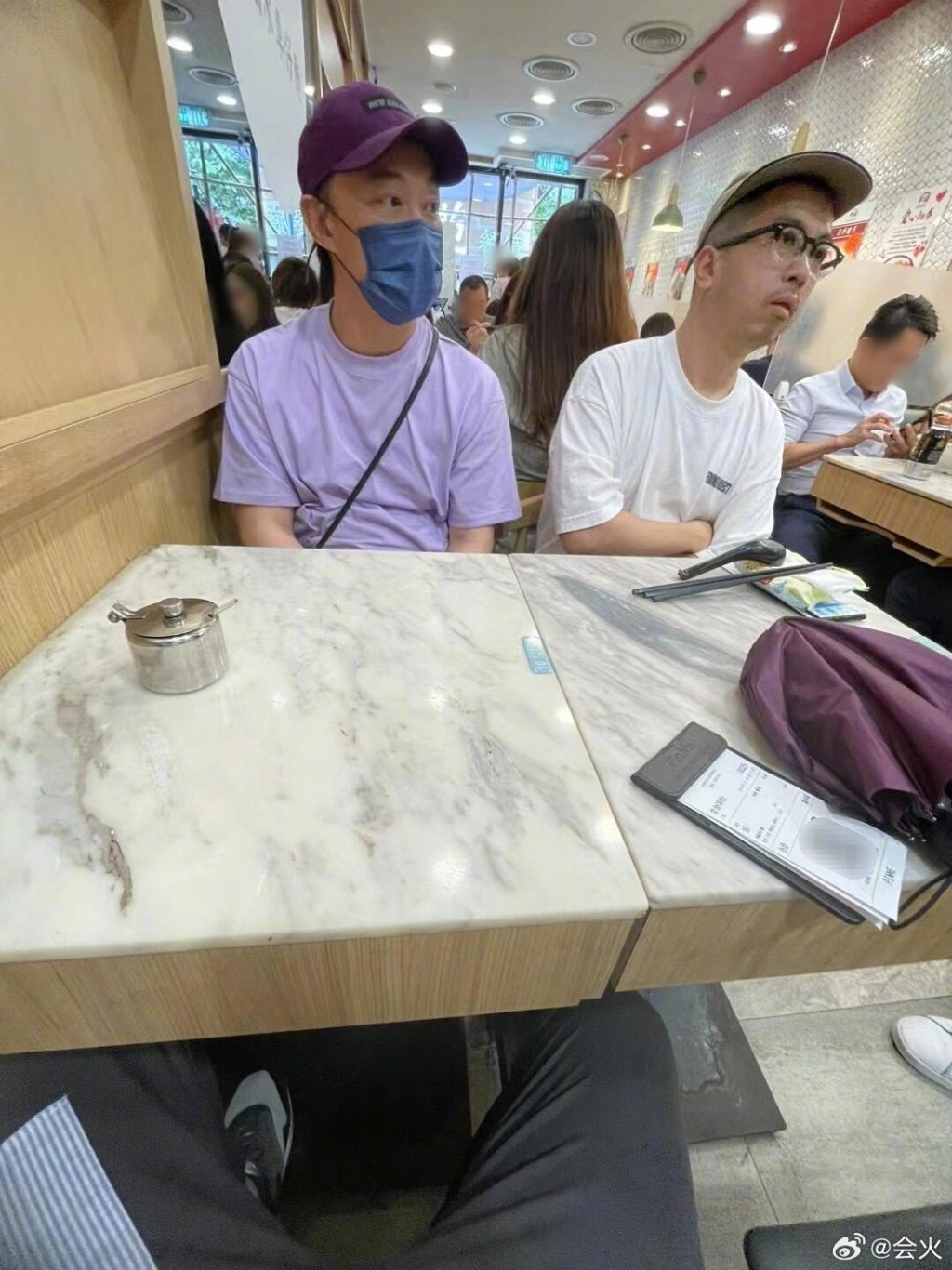 麵店客人太多「他好心和陌生人併桌」！對方口罩一摘「竟是歌壇天王」呆愣住了...