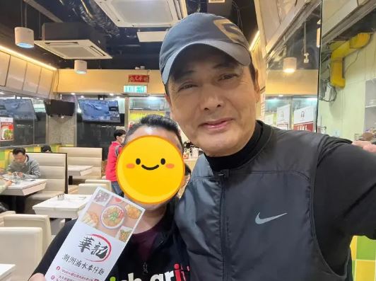 麵店客人太多「他好心和陌生人併桌」！對方口罩一摘「竟是歌壇天王」呆愣住了...