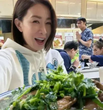 麵店客人太多「他好心和陌生人併桌」！對方口罩一摘「竟是歌壇天王」呆愣住了...