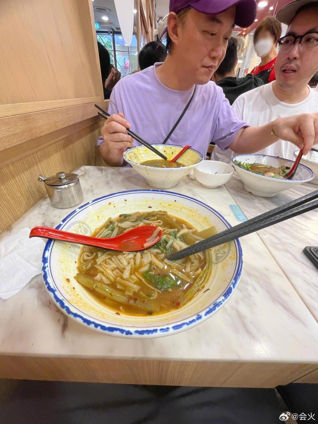 麵店客人太多「他好心和陌生人併桌」！對方口罩一摘「竟是歌壇天王」呆愣住了...