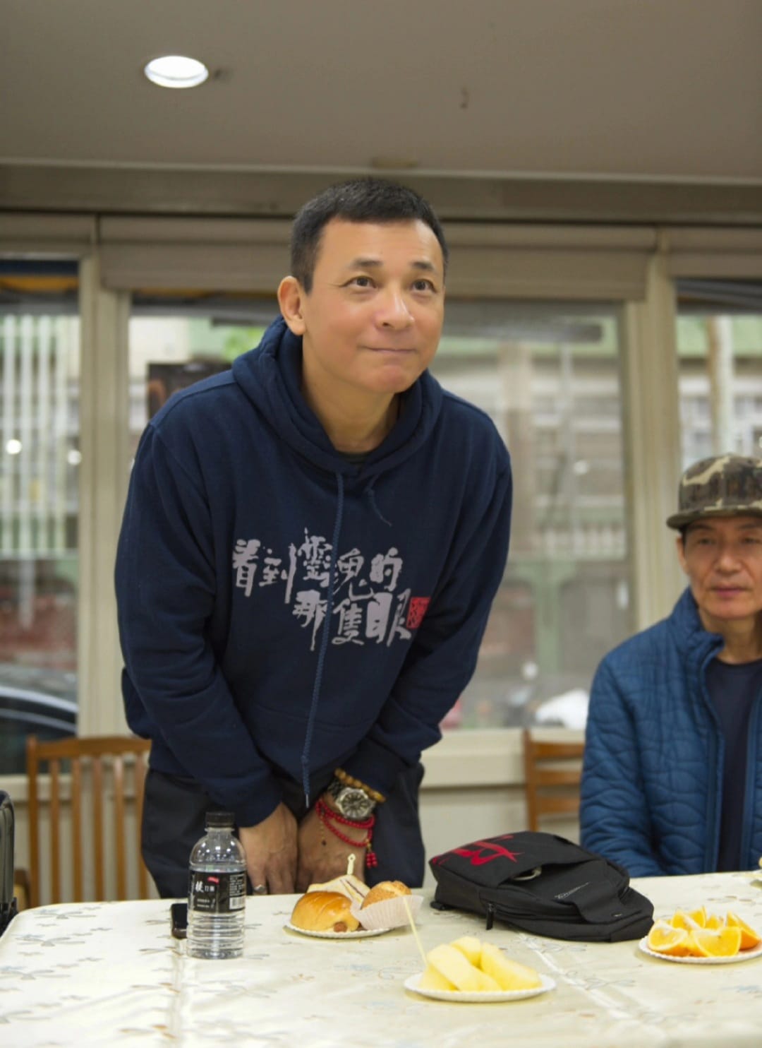 拒送養老院！本土劇男星「兼差做工、當司機」養癱母　「燒天價醫藥費」14年來沒怨言