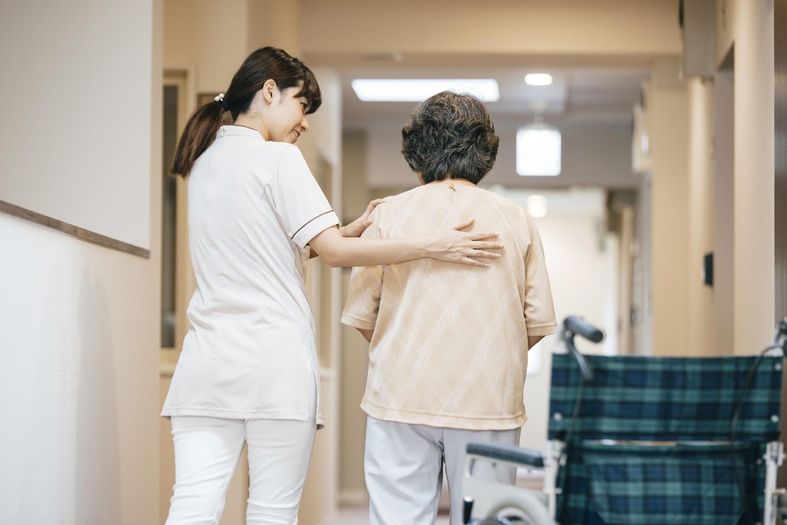 護理師叫阿公「去找櫃台喇舌」！他瞪大眼問「蝦米這麼好康」爆笑真相曝...