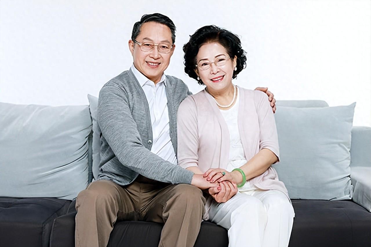 我爸住院！我連夜開車回去，病房門口聽見「爸媽的對話」，我哭著轉身離開
