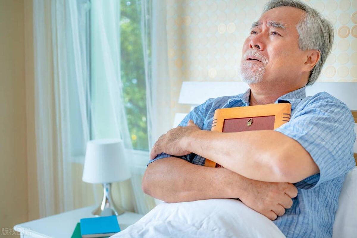 我爸住院！我連夜開車回去，病房門口聽見「爸媽的對話」，我哭著轉身離開